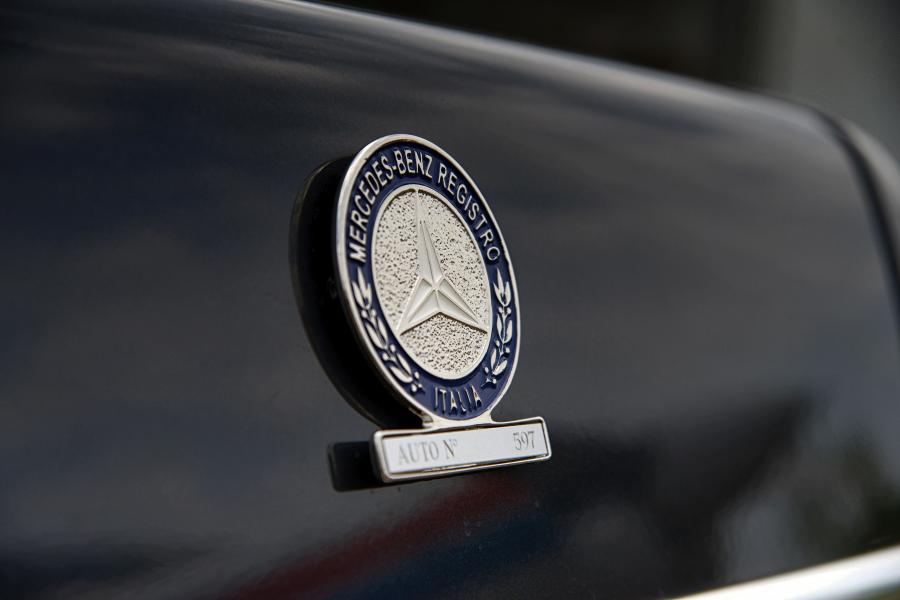 Логотип Mercedes-Benz 560 SEC (C126) 1985 года  (фото 29 из 35)
